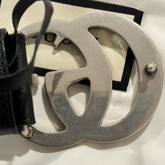 Gucci Belt
Black Leather
Silver-Tone Hardware
Peg-In-Hole Closure
Size 100 - Picture 2 of 5